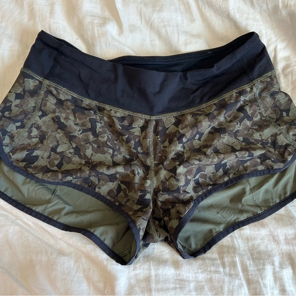 🍋 Lululemon Athletica Speed Short 2.5” in Mystic Jungle Fatigue - Picture 3 of 6